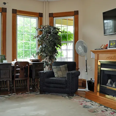 Ellis House Bed & Breakfast-3
